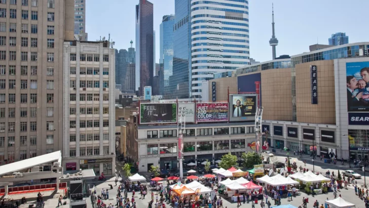 Live and Work in Toronto: A Guide to the Canada’s Largest City